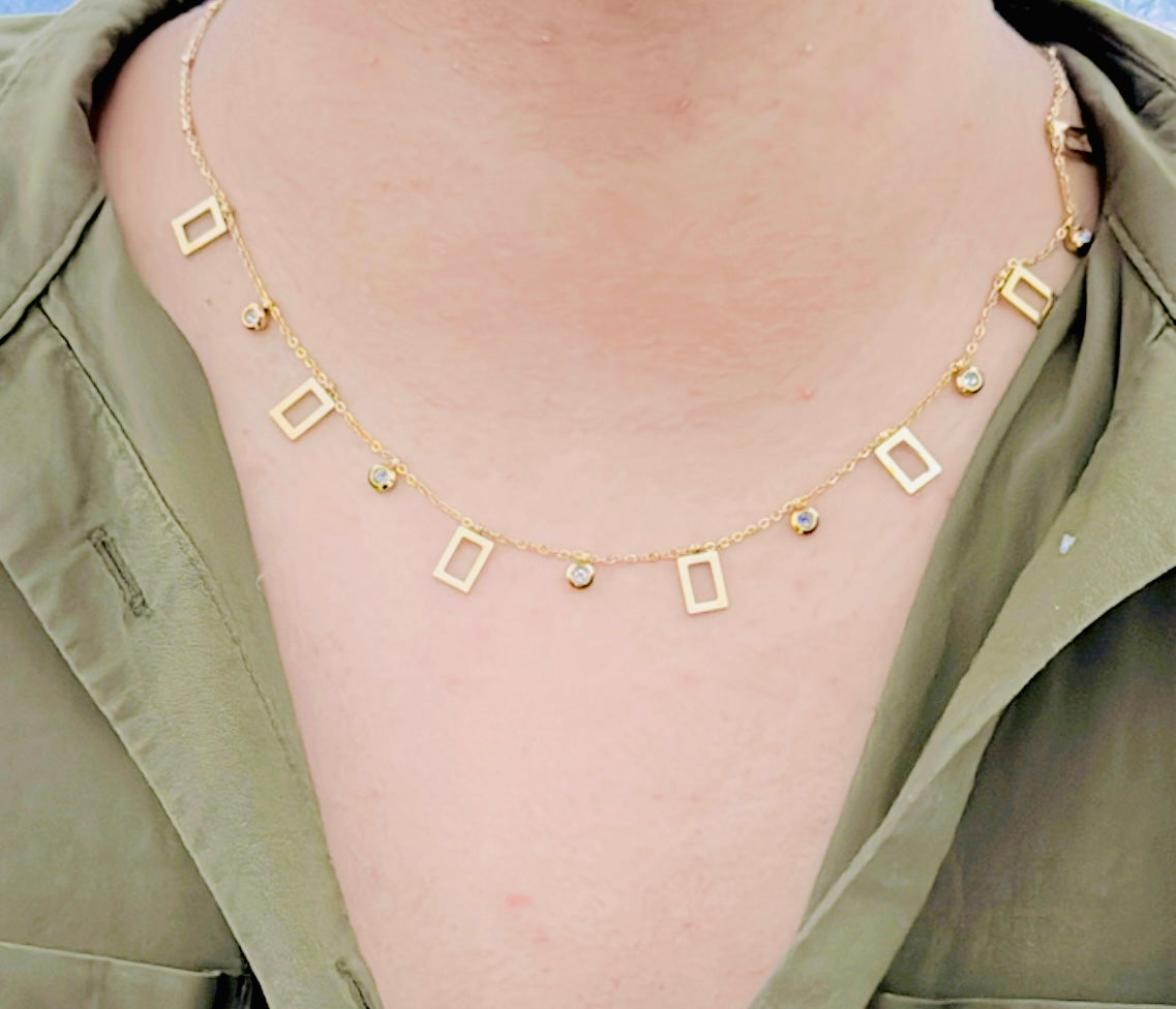 El Collar con Dices Rectangulares y Esferas