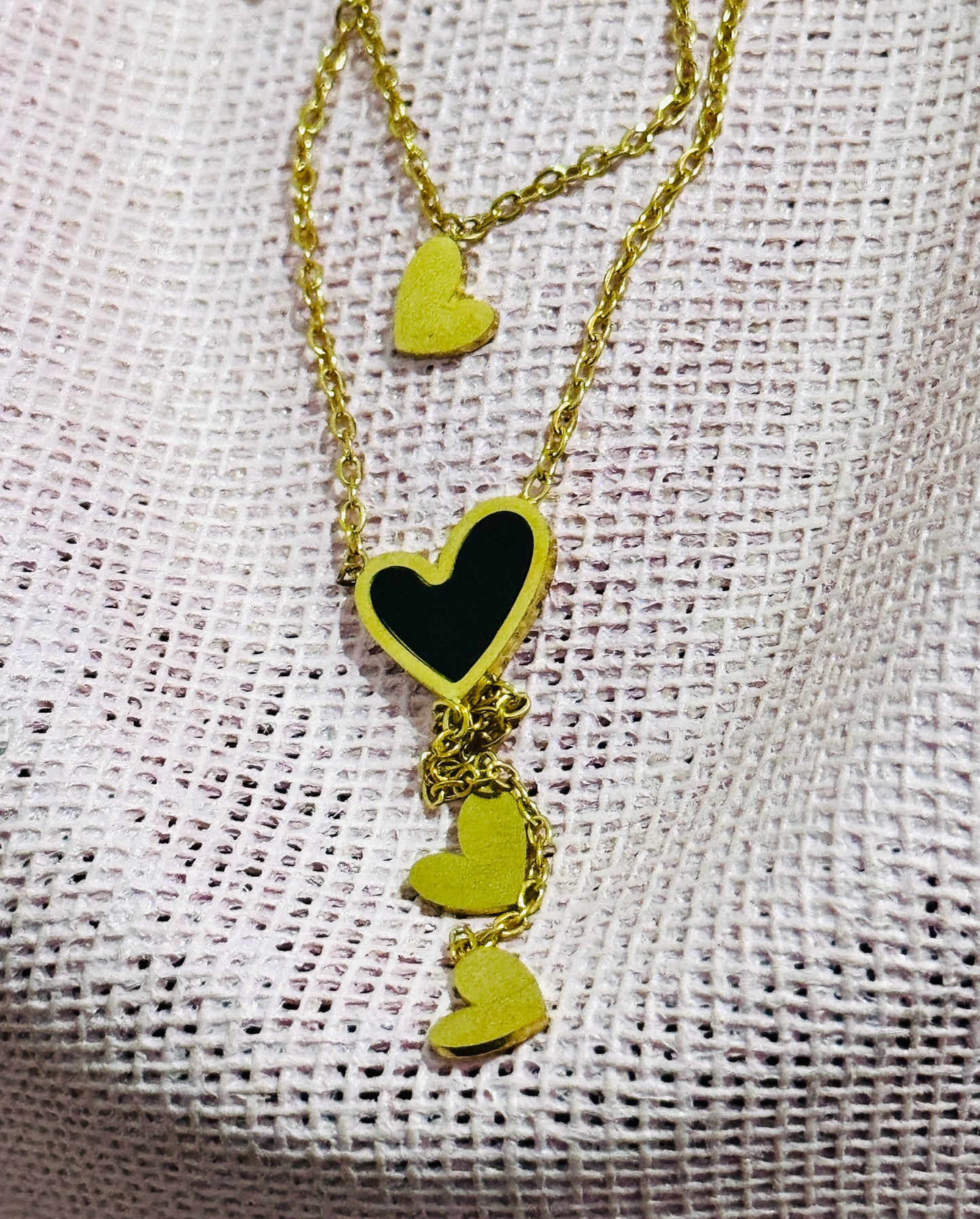 Collar de Doble Capa con Corazones